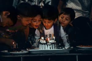 עוגת יום הולדת לילד עם חברים